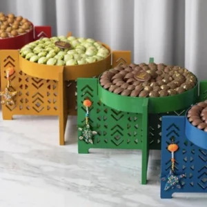 Laser-cut wooden tray available in several colors, containing 800 grams of chocolate. Select the chocolate varieties according to your preference.